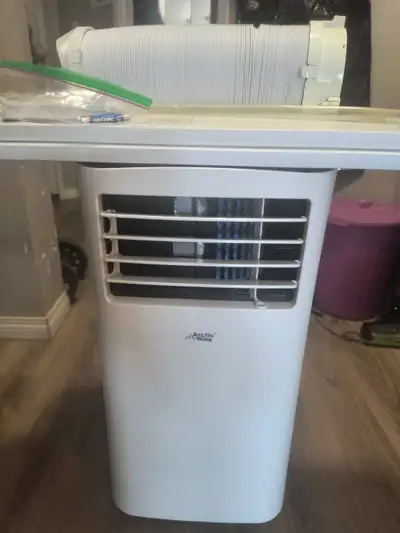 Keep cool this summer with this Arctic King portable air conditioner. This is a used unit in good wo...