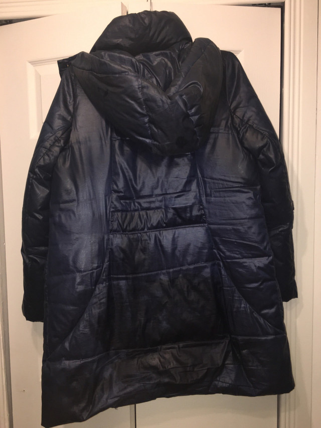 Woman’s duvet winter coat size small dans Femmes - Hauts et vêtements d'extérieur  à Ville de Montréal - Image 2