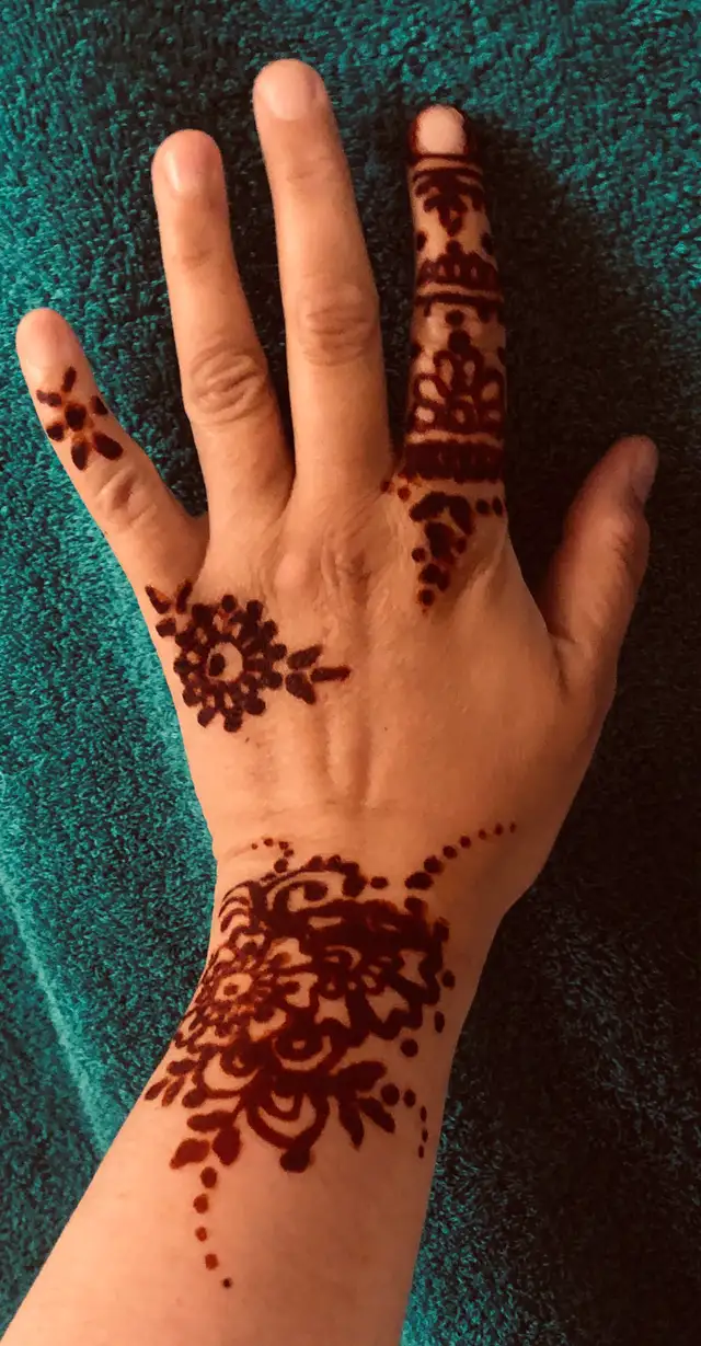 henna artist is available in ne Calgary 