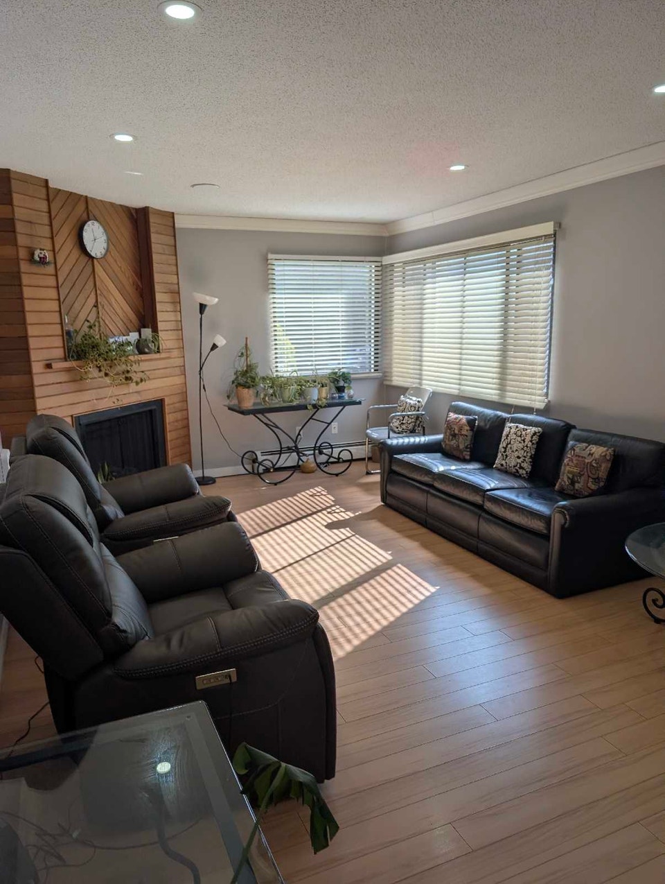 2bed 1 bath spacious corner condo for rent 2