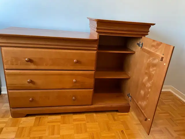 Set de chambre en bois massif - lit simple in Dressers & Wardrobes in City of Montréal - Image 5