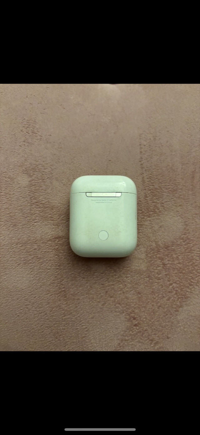 Air pods 1ere génération (l’écouteur droit ne fonctionne plus) dans Accessoires pour cellulaires  à Laurentides - Image 3