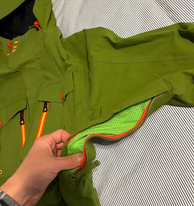 Men's Ski Jacket - Size Small in Men's in Calgary - Image 6