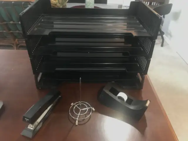 Plusieurs Articles de bureau :  4 plateaux pour filières, etc… in Other Business & Industrial in Longueuil / South Shore - Image 2