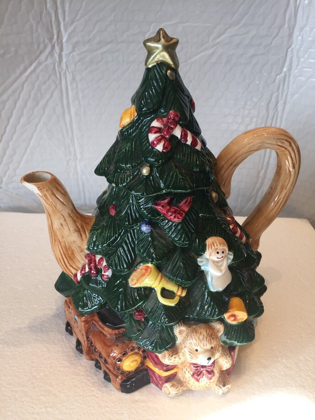 Vintage Ceramic Christmas Tree Coffee / Tea Pot in Kitchen & Dining Wares in Bedford - Image 4