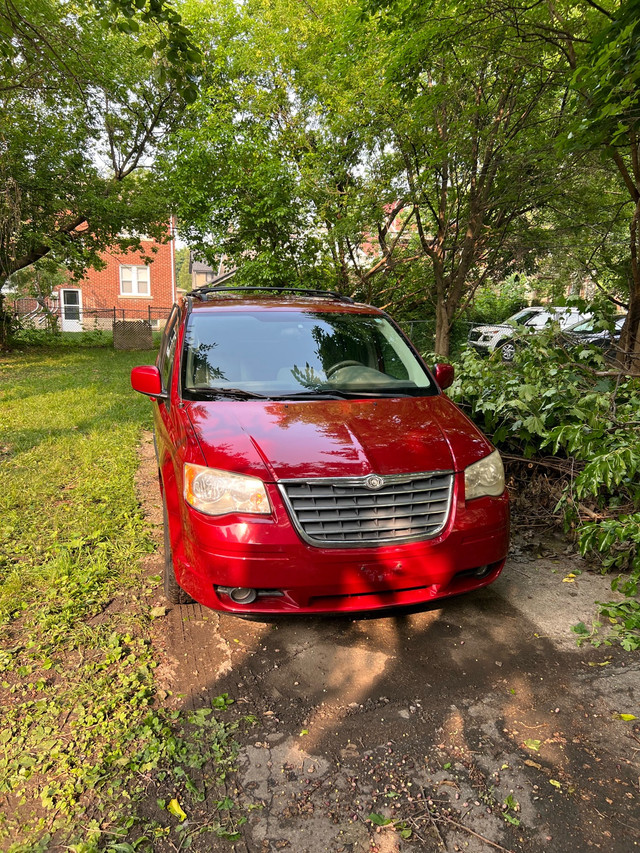 $3000 -2009 Chrysler town and country touring in Cars & Trucks in Mississauga / Peel Region