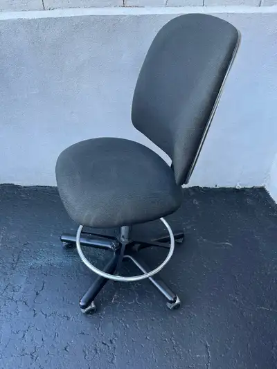 chaise de bureau commerciale solide en bon état., View more