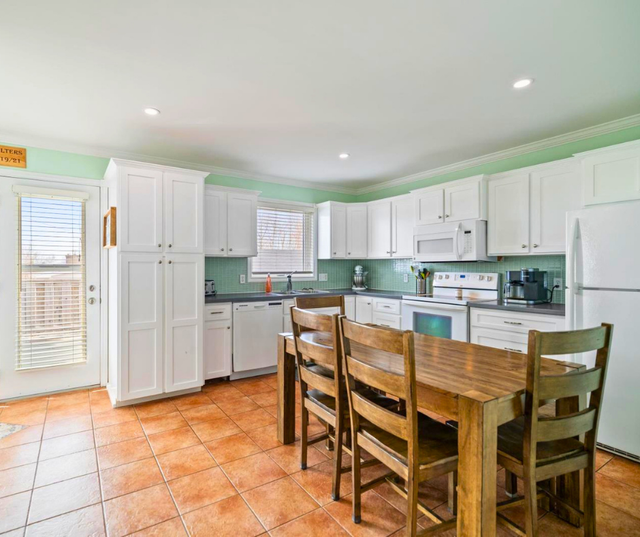 Fully furnished 3 bedroom home in Brighton-All inclusive !