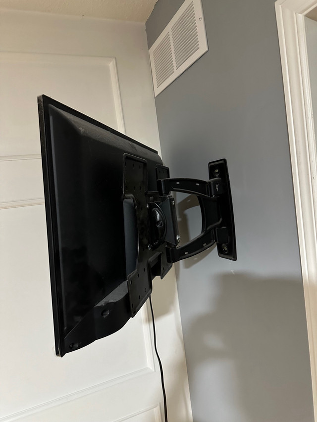 LG 32” LCD TV For Sale in TVs in Hamilton - Image 2