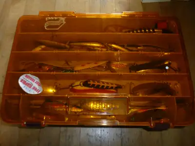 Grand coffre a peche plein, a brochets, Full fishing tackle box, View more