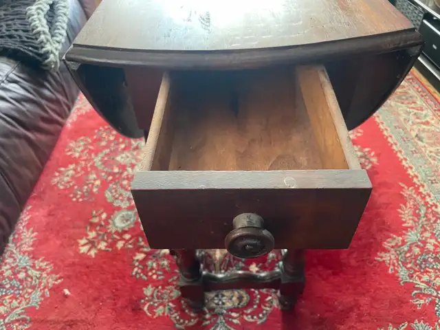 Antique English Solid Walnut Gate leg Table in Dining Tables & Sets in City of Toronto - Image 8