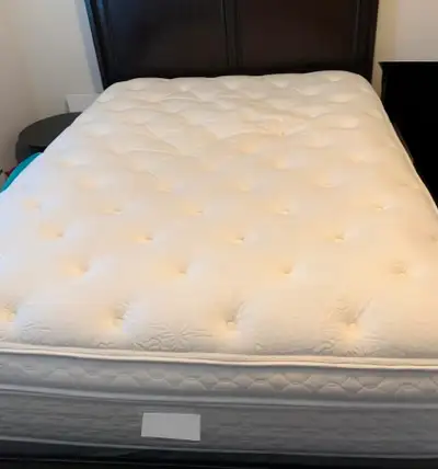 Everything is in Very Good Condition Clean & Super Comfortable. The Set Comes with a Nice Queen Size...