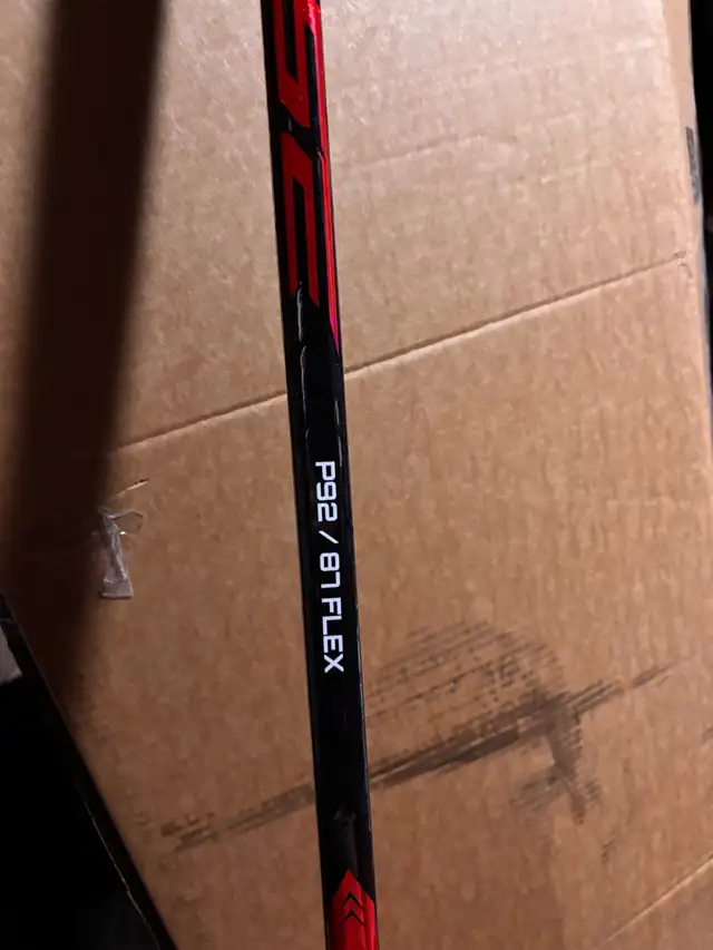 Bauer Pulse, Red, RH, P92, 87 Flex, Senior Hockey Stick in Hockey in Markham / York Region - Image 3