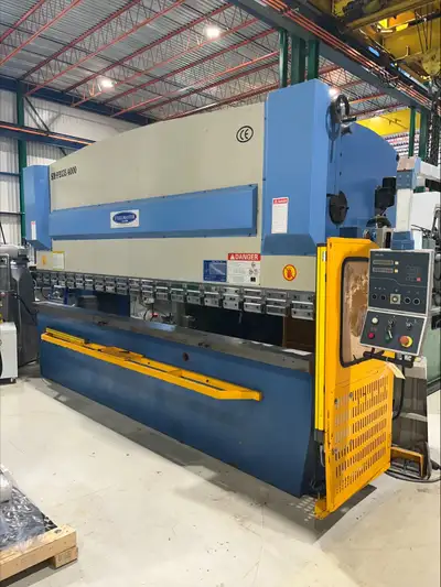 Presse plieuse de Marque : STEEL MASTER Modèle: 12' x 148 tonnes Machine vendue avec une garantie. P...