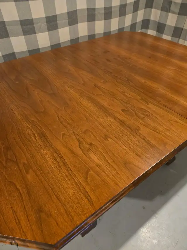 Beautiful Walnut Dinner Table, with built in Leaf $200.00 in Dining Tables & Sets in St. Catharines - Image 3