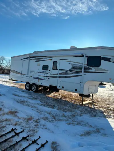 2011 crossroads cruiser 5th wheel 2 slides Ac Auto leveling Awning Outdoor shower $18000 Will trade...