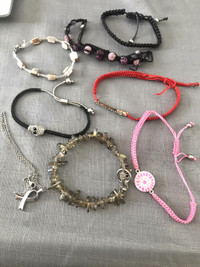 ens de 7 bracelets+ 1 chaîne / set of 7 bracelets + 1 chain