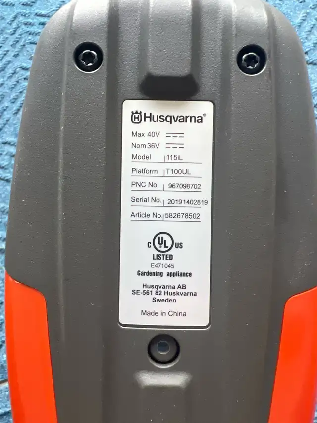 Husqvarna 115iL Electric telescopic string trimmer new in Lawnmowers & Leaf Blowers in Belleville - Image 5