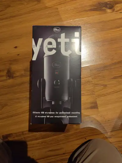 FR Le microphone est en bonne condition. Il vient avec la boîte, ce qui venait avec ainsi qu’un bras...