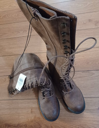 Brand new women's boot size 6