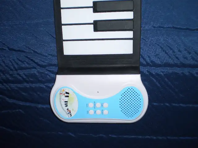 Electronic Yamaha Keyboard, with Bench, Stand  and Pedal in Pianos & Keyboards in City of Toronto - Image 10