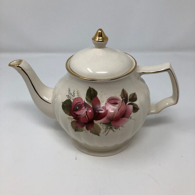 Vintage Sadler Red and Pink Rose Teapot in Arts & Collectibles in Kitchener / Waterloo