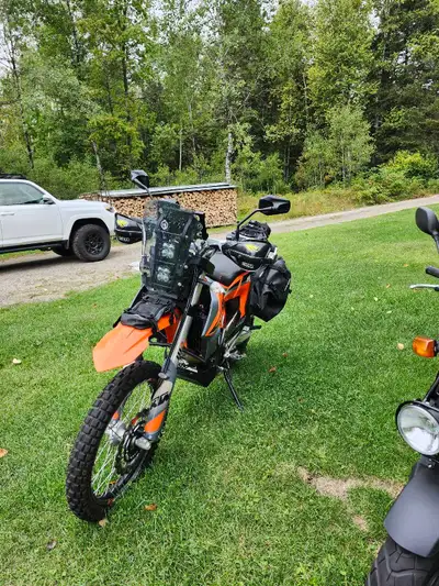 2023 KTM 690 ENDURO R Beaucoup d'équipement sauf les sacs enduristan. Toutes les pièces d'origine vi...