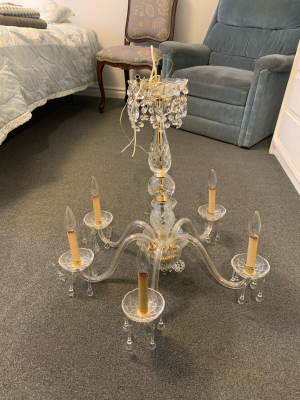 Crystal and brass chandelier 5 lights gorgeous condition in Indoor Lighting & Fans in City of Toronto - Image 2