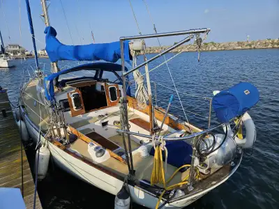 Sail the Great Lakes or the world! Make your dream a reality with this full-keeled "go anywhere" cla...