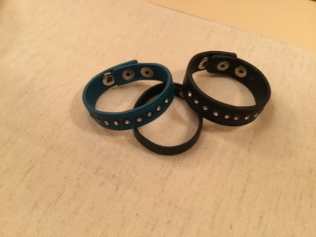 Lot de 3 bracelets de cuir avec pierres brillantes dans Bijoux et montres  à Longueuil/Rive Sud - Image 4