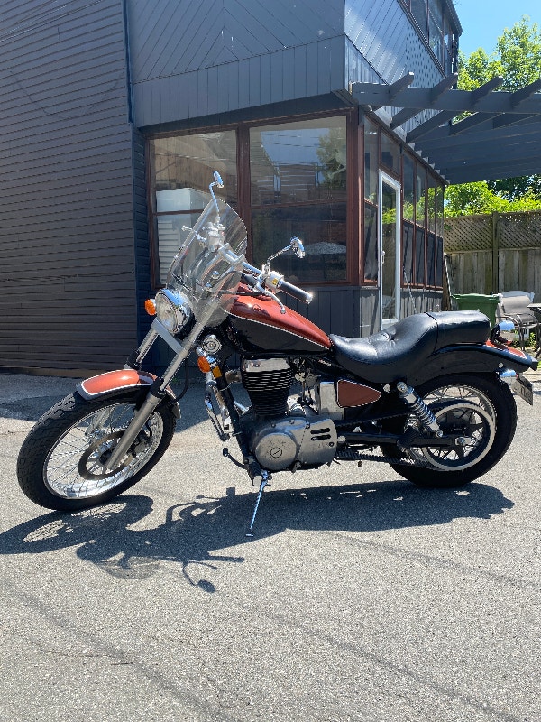 2008 Suzuki Boulevard 650cc (Custom paint job) Low kms Street