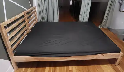 Lit double acheté au ikea il y a deux ans. Matelas achetés sur Amazon également il y a deux ans. Dan...