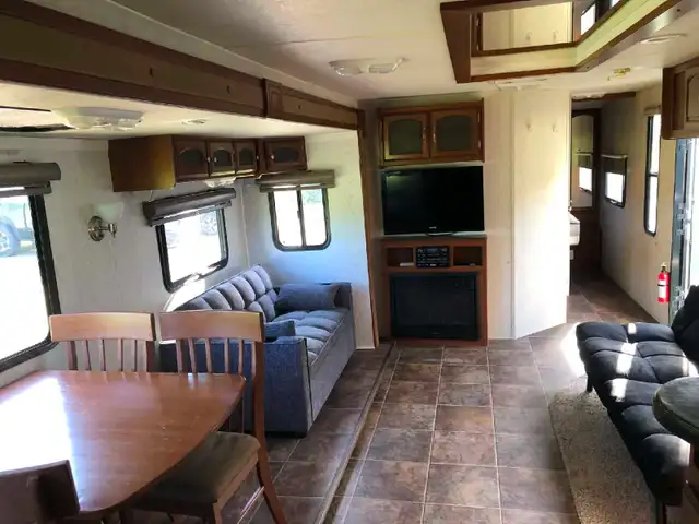 2013 Coachmen Freedom Express - Maple leaf edition in Travel Trailers & Campers in Grand Bend - Image 6