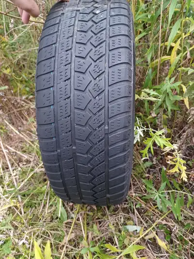 215/60R/16 WINTER TIRES like new.