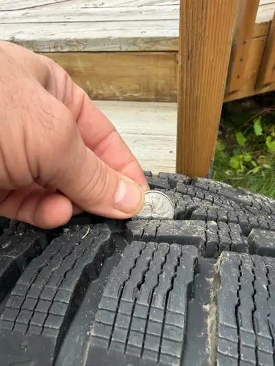 4 pneus d'hiver monté sur des rims comme neufs n'a roulé que 2,000 kl. Ils étaient montés sur un Tuc...