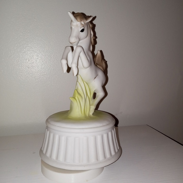 Porcelain Spinning Musical Unicorn in Arts & Collectibles in Comox / Courtenay / Cumberland - Image 4