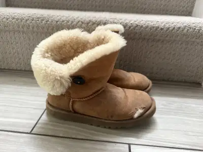 Good condition - suede has a small tear which can be repaired. Big girls size 5 is equivalent to a w...