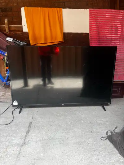TCL Roku TV 55” UHD HDR 4k screen. Screen Malfunction, and needs to be replaced. Rest everything wor...