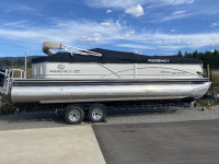 2015 Luxury Sun Tracker Regency tri-Pontoon boat, 200hp Merc