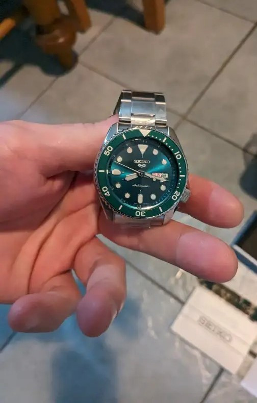 New Seiko green automatic watch with extra nato strap tool dans Bijoux et montres  à Longueuil/Rive Sud - Image 3
