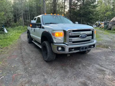 2011 Ford F-250 XLT 4x4 Moteur à gaz 6.2L 275 000 km Tout électrique Démarreur à distance Caméra de...