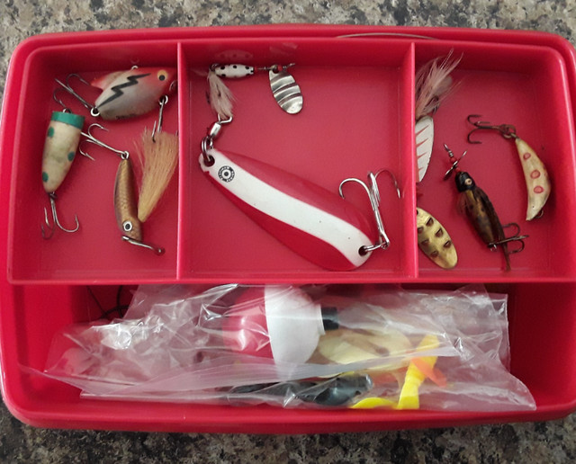 ASSORTED VINTAGE FISHING TACKLE and LURES in Fishing, Camping & Outdoors in Owen Sound - Image 2