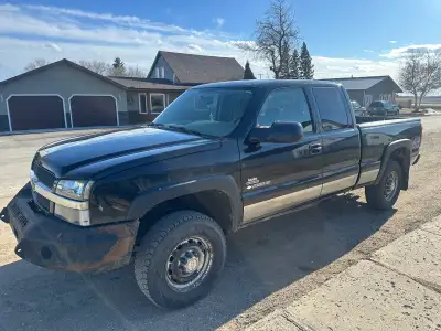 Open to trades on other vehicles 2004 Chev Silverado 2500HD 4X4 6.6L Duramax LLY Shows 290xxxkm - Ru...
