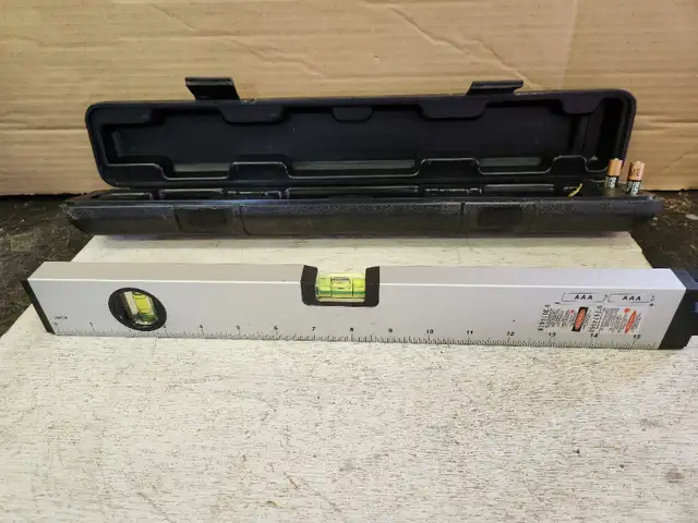 Laser level 16" with plastic case in Hand Tools in Belleville - Image 2
