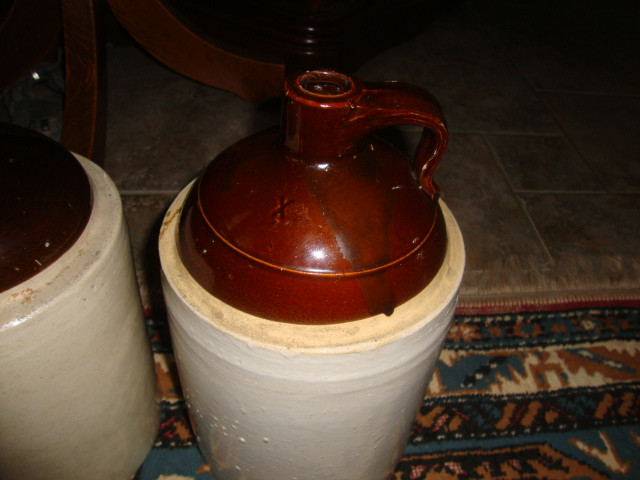 2 VINTAGE POTTERY JUGS in Arts & Collectibles in Norfolk County - Image 3