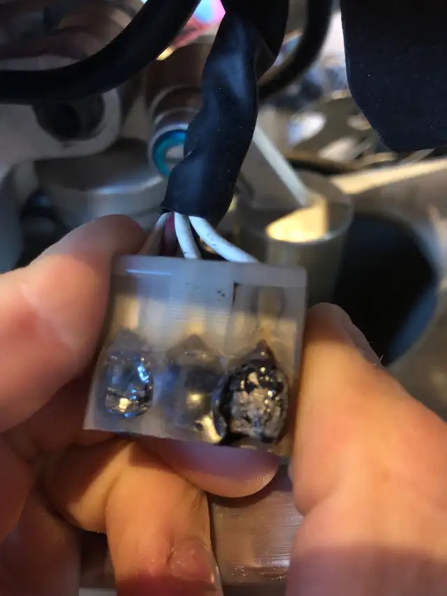 LF: Looking for parts for a 1998-2001 Yamaha R1 in Sport Bikes in Winnipeg - Image 4