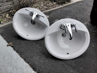 2 lavabos ovales blancs avec robinets chromés
