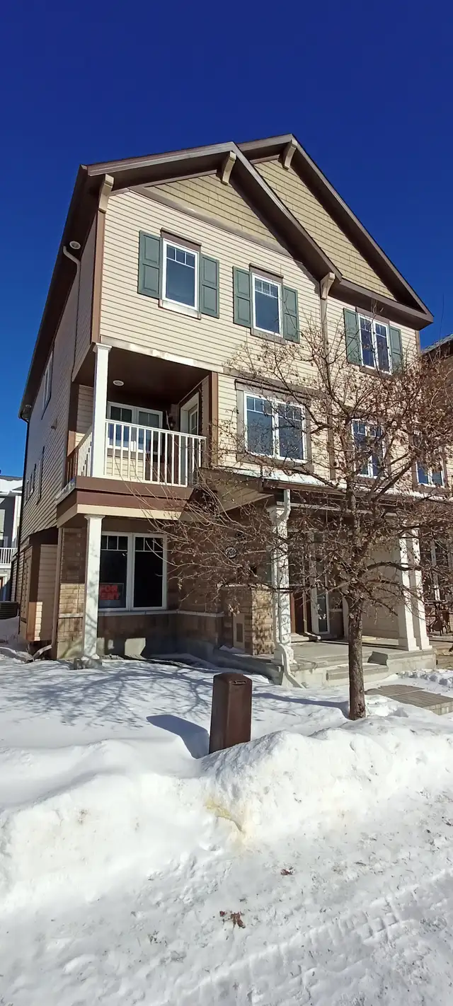 3-bedroom townhouse in Kanata/Stittsville available now