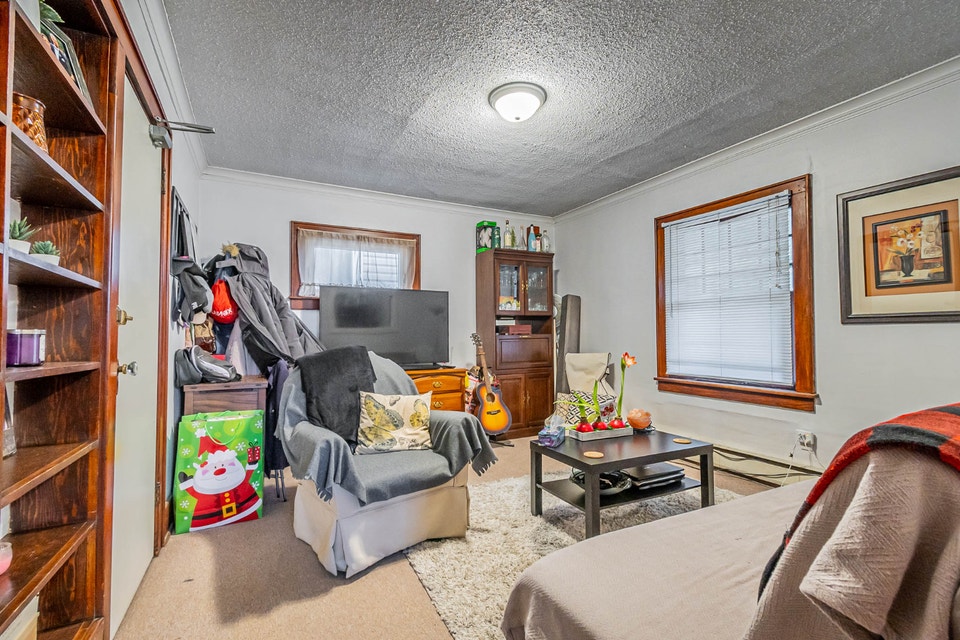 Lovely  1 Bed + Den Apartment Downtown - Avail Nov 1 4