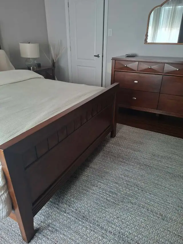 Magnifique mobilier de chambre à coucher in Dressers & Wardrobes in Longueuil / South Shore - Image 3